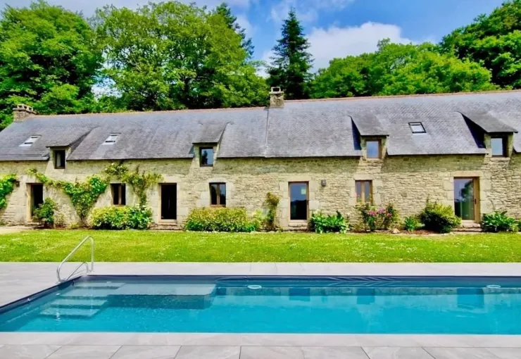 pool vor haus